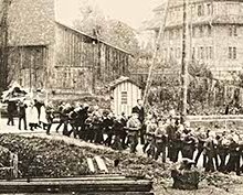 Die Prozession passiert die Sure hinter der Grabenmühle am Kath. Treuetag den 24. Oktober 1897